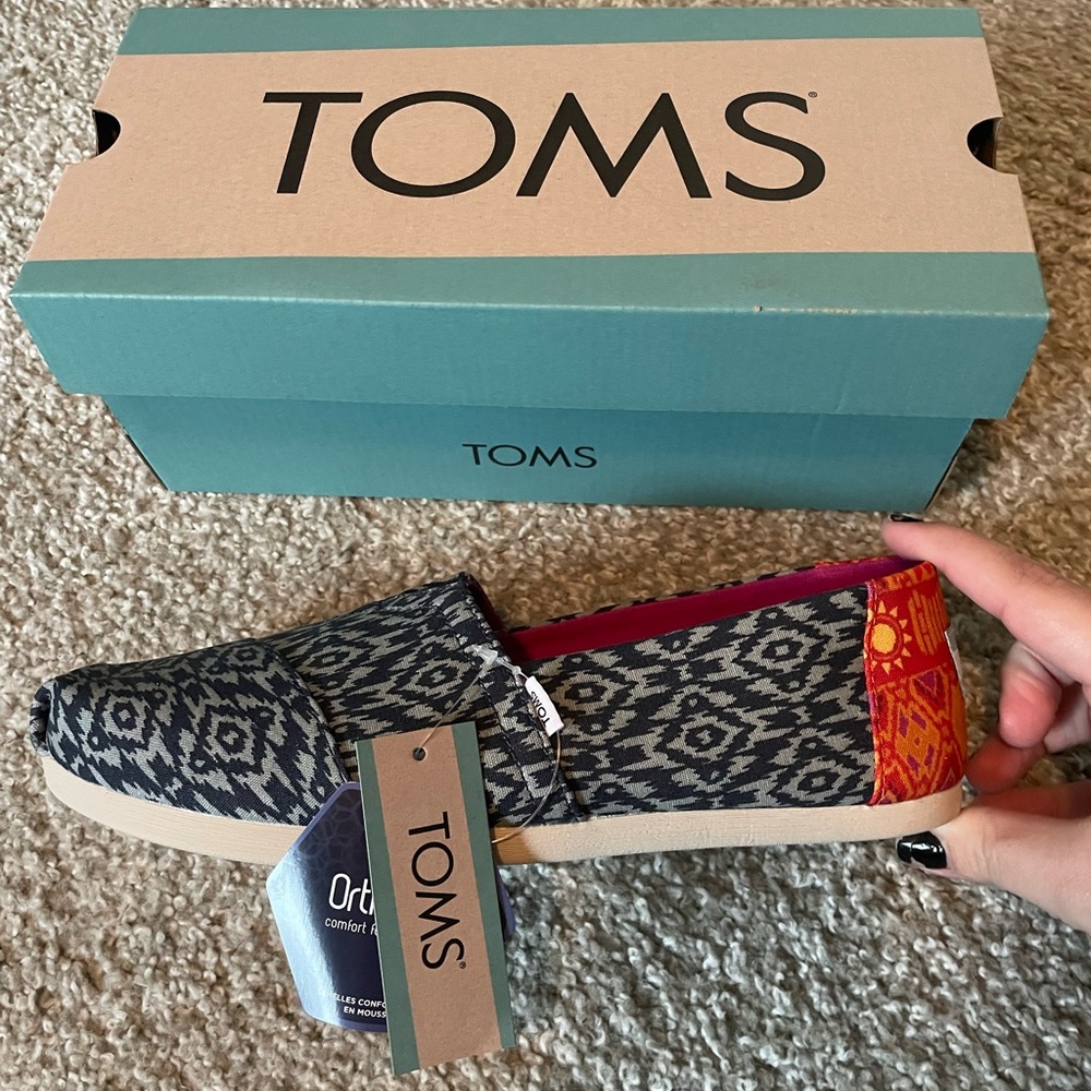 NWT Toms navy ikay diamond print, size 8